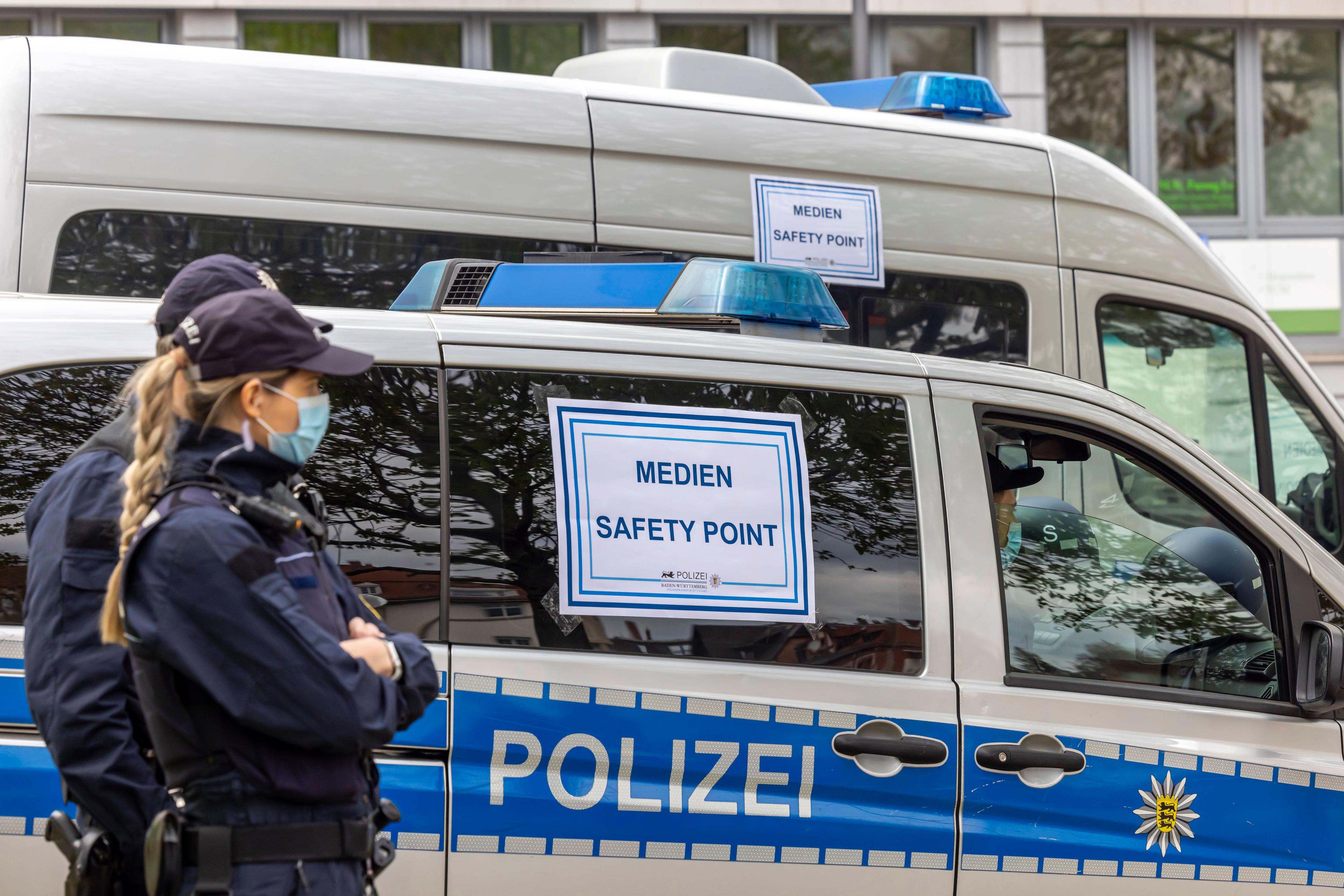Die Polizei Stuttgart hat bei einer "Querdenker"-Demonstration einen "Safety Point" für Journalisten eingerichtet. Die Zusammenarbeit zwischen Polizei und Journalisten regelt künftig ein eigener Pressekodex der Polizei Baden-Württemberg –