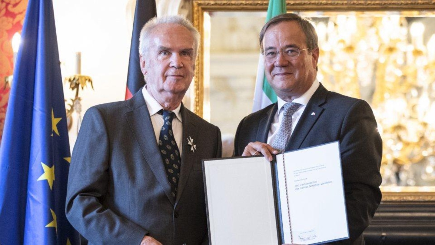 NRW-Ministerpräsident Armin Laschet (re.) überreicht den Verdienstorden des Landes NRW an Gerhard Schmidt