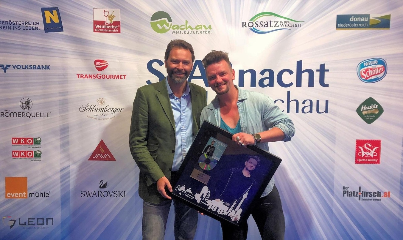 Bei der Award-Übergabe (von links): Cornelius Ballin (General Manager Universal Music Austria) und Ben Zucker