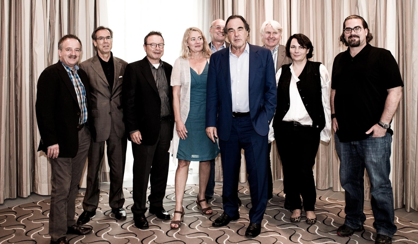 Oliver Stone (4.v.r.) mit FFF-Bayern-Geschäftsführer Klaus Schaefer (3.v.l.), FFF-Kinofilmreferent Nikolaus Prediger (3.v.r.), den Produzenten seines Snowden-Films, Moritz Borman (Bildmitte, verdeckt) und Philip Schulz-Deyle (rechts im Bild) sowie den Mitgliedern des FFF-Unterausschusses Florian Stiglhofer (links im Bild), Hansjörg Kuch (2.v.l.), Ewa Karlström (4.v.l.) und Ira von Gienanth (2.v.r.).