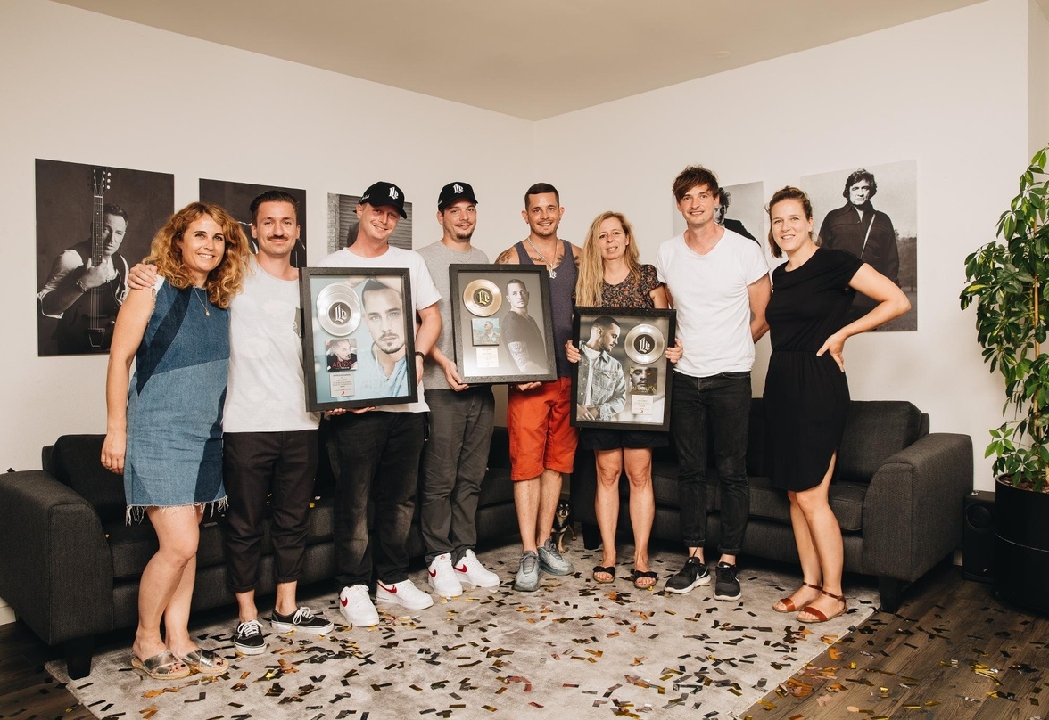 Hatten einiges zu feiern: Loco Escrito (4. von rechts), das Schweizer Sony-Music-Team und seine Management-Parter von der FM Music Group