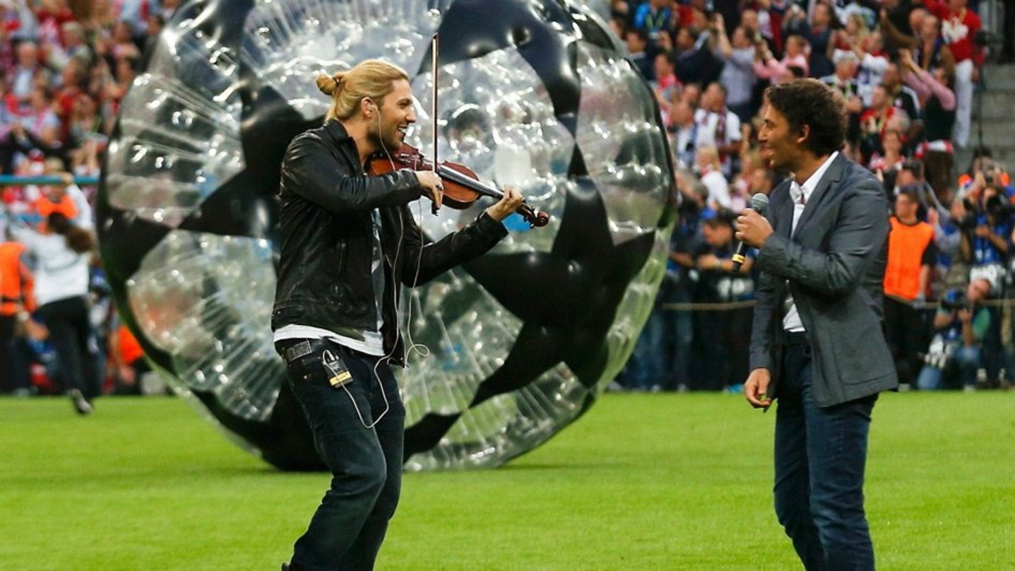 Auftakt zum Finale der Champions League: David Garrett und Jonas Kaufmann auf dem Rasen der Münchner Fußballarena