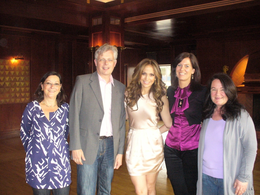Jennifer Lopez (Bildmitte) mit v.l.n.r. Christine von Langsdorff, Lutz Prauser, Tanja Thomas und Astrid Buhr)