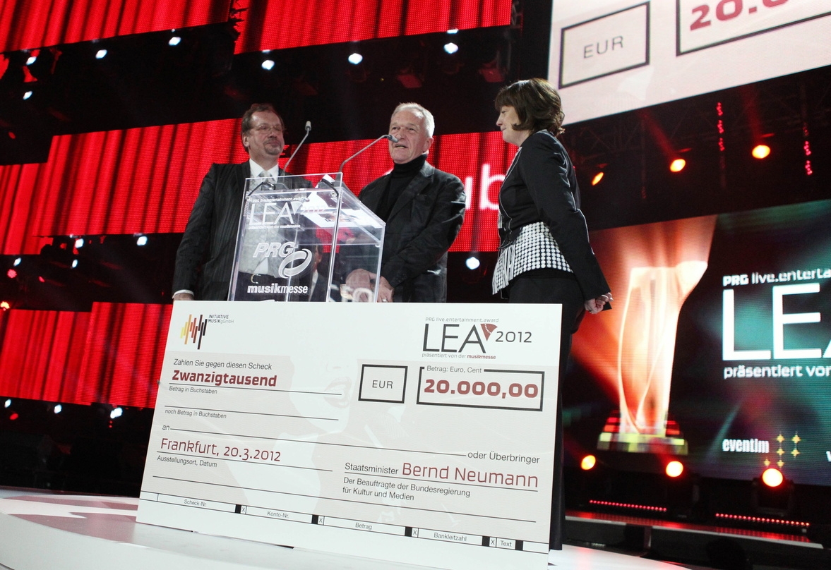 Bei der Clubaward-Verleihung auf der LEA-Bühne (v.l.n.r.): Jens Michow (LEA), Ralf Scheffler (Batschkapp) und Ina Keßler (Initiative Musik)
