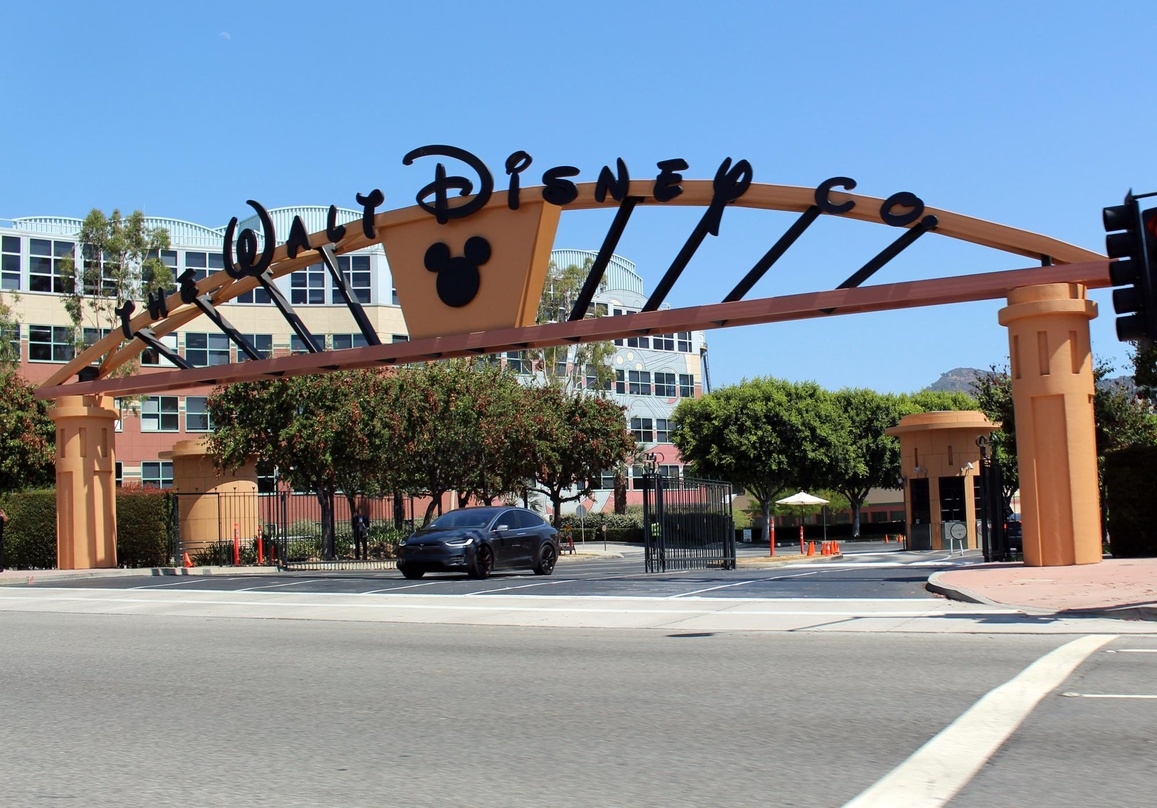 Anfang Juni werden weitere Mitarbeiter mit ihren Autos letztmals bei Disney vom Hof rollen