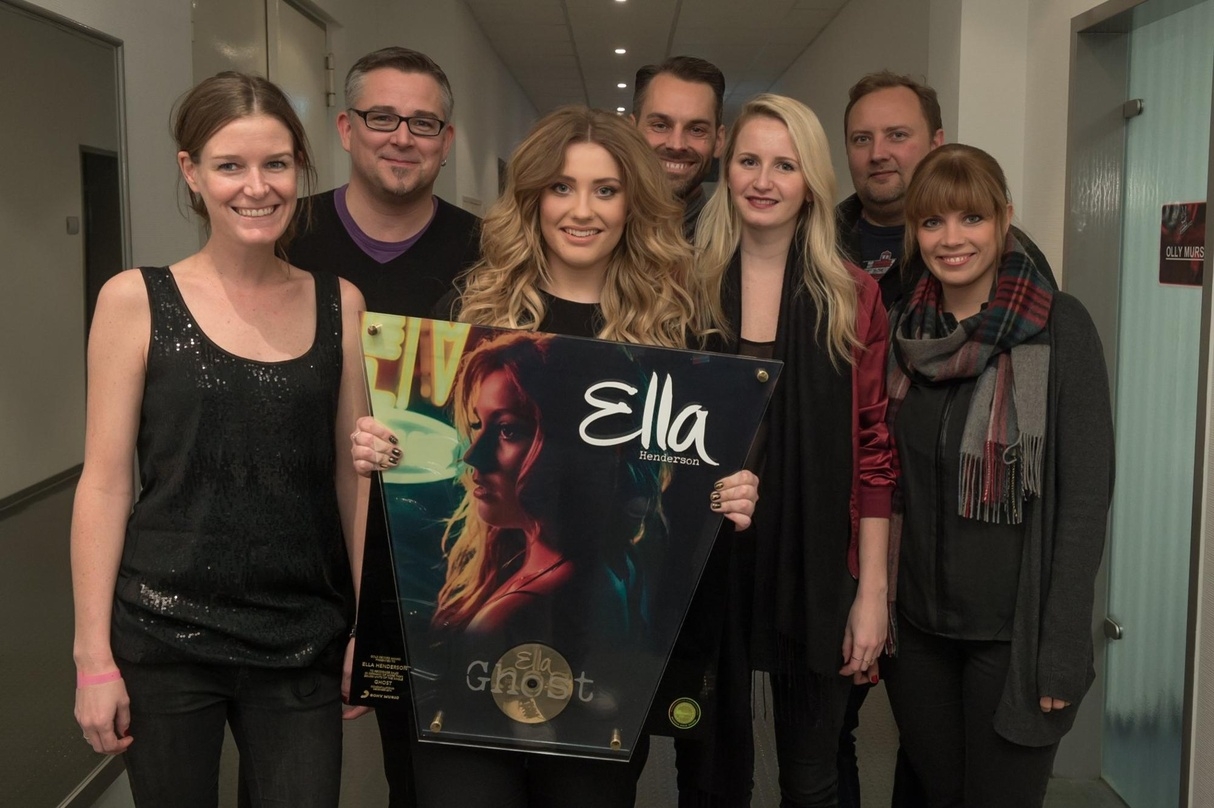 Bei der Goldvergabe: Ella Hernderson (Dritte von links) mit dem Team von Sony Music International