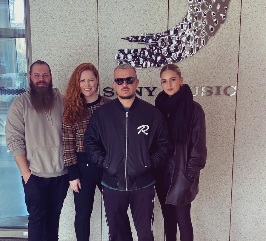 Traf sich mit dem Team von Sony Music Publishing: Fourty (dritter von links) mit (von links) Niklas Tholen (A&R Manager SMP), Alexandra Ziem (Director Creative SMP) und Franziska Schmidt (Repertoire & Creative Manager SMP)