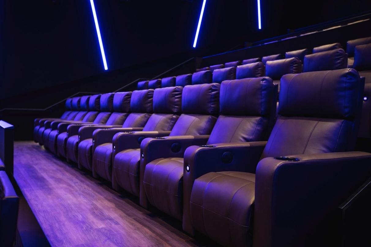 Der Imax-Kinosaal im UCI-Kino am Medienhafen in Düsseldorf wird auch mit elektrisch verstellbaren Luxussesseln ausgestattet