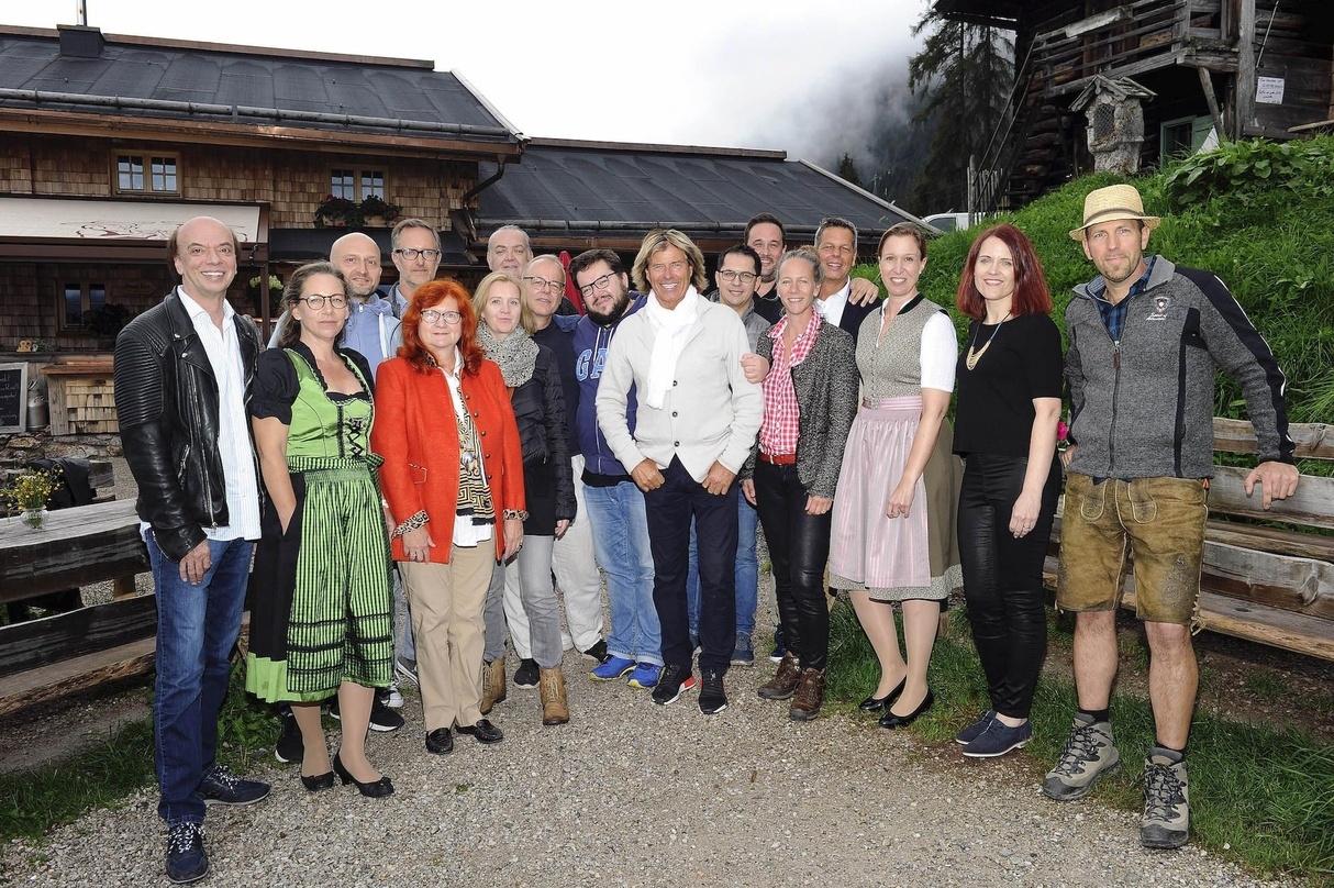 Mit dabei beim Alm-Nachmittag (von links): Veranstalter Manfred Hertlein (Geschäftsführer Manfred Hertlein Veranstaltungsgesellschaft), Jil Brennstuhl (Telamo), A&R-Beraterin Elisabeth Angerer, Marco Spiska (Media Markt Saturn), Patrick Henschen (Warner Music), Andreas Rescheneder (Management Hansi Hinterseer) mit Reingard Gössweiner (Management, Backoffice), Produzent und Komponist Alfons Weindorf, Hansi Hinterseer, Benjamin Mäbert (Projektleitung Manfred Hertlein Veranstaltungsgesellschaft), Alexander Dimitrov (Produktmanagement), Dagmar Ambach (PR Hansi Hinterseer), Telamo-Geschäftsführer Ken Otremba, Birte Goldbrunner (Marketing Director Telamo), Kathleen Hermann (Deutsches Musik Fernsehen) und Clemens Schiel (Weltbild)