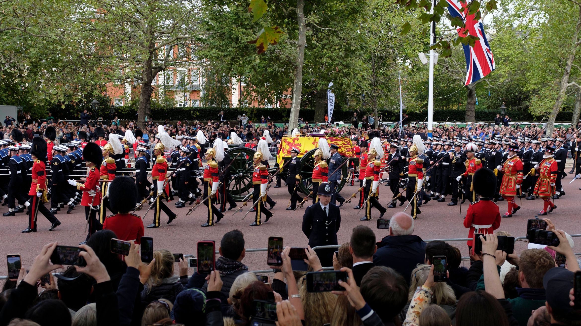 Hunderttausende säumen die Straßen von London um sich von Queen Elizabeth II. zu verabschieden –