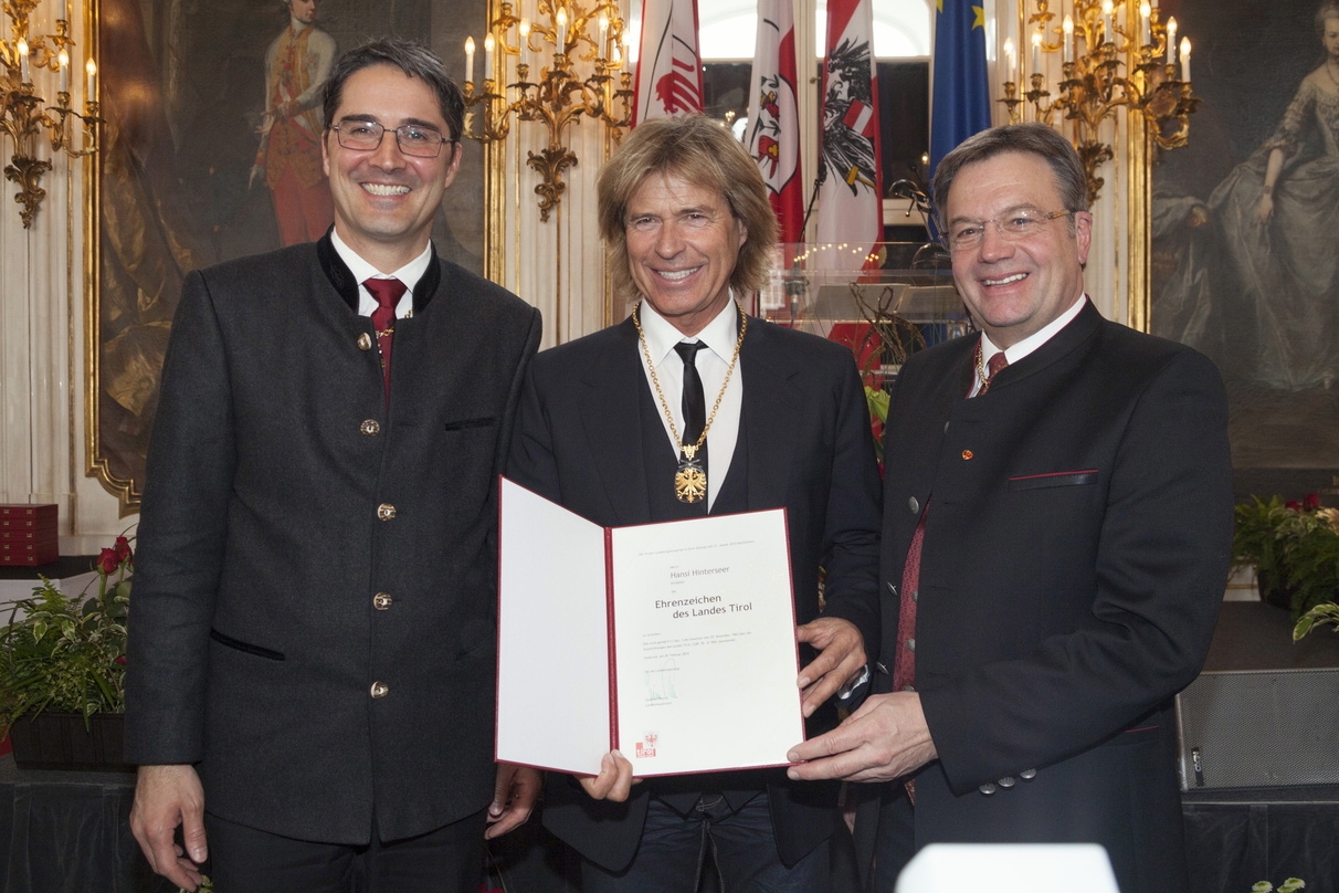 Bei der Verleihung des Ehrenzeichens: Landeshauptmann Günther Platter (links), Hansi Hinterseer und Arno Kompatscher (Landeshauptmann Südtirol)