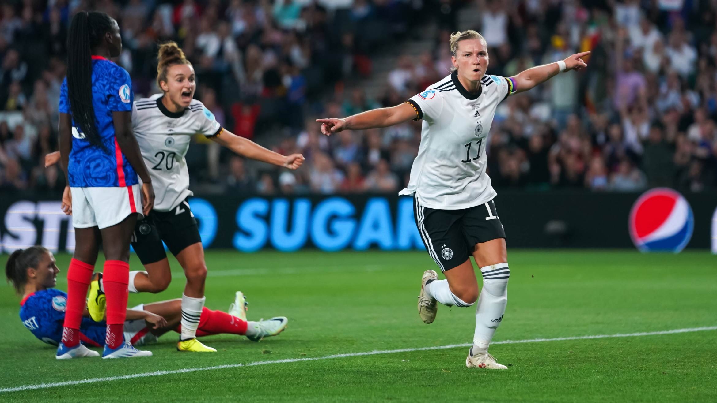 Die Fußball-EM der Frauen mit einer jubelnden Alexandra Popp - 
