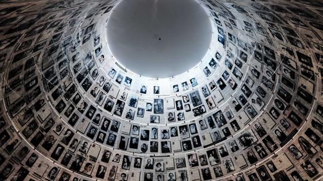 Blick auf die Wände und Decke in der Halle der Namen, in dem die Geschichten von mehr als vier Millionen Opfern des Holocaust gelistet sind, in der Holocaust-Gedenkstätte Yad Vashem in Jerusalem