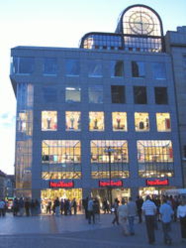 Bietet auf drei Etagen Mode und Musik: die neue Prager Filiale in Prag