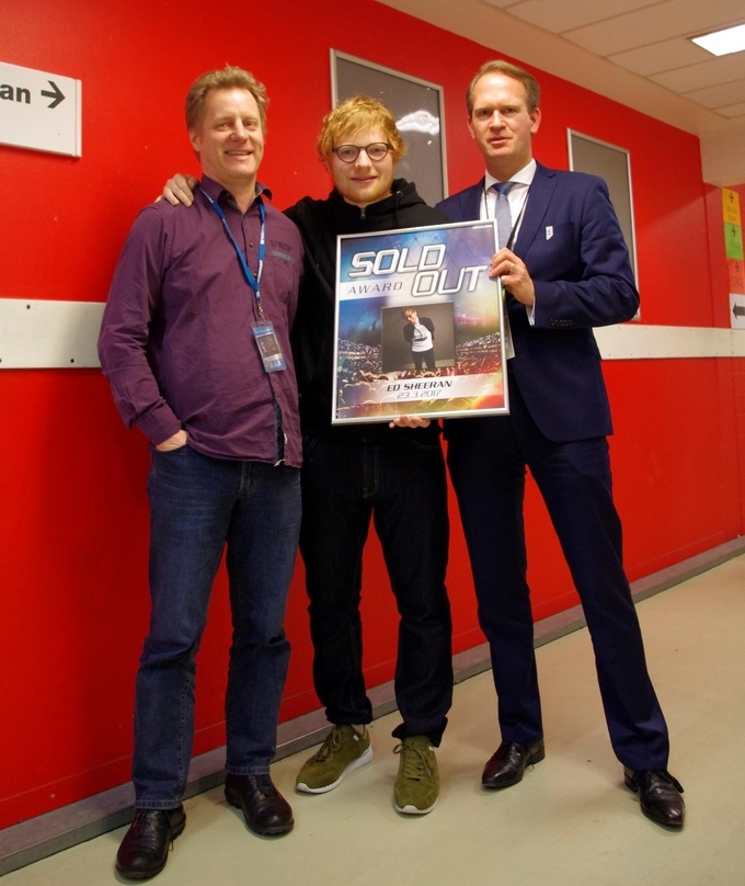 Zelebrierten Sheerans ausverkauftes Konzert in Köln (von links): Folkert Koopmans (Geschäftsführer FKP Scopio), Ed Sheeran und Stefan Löcher (Geschäftsführer Arena Management)