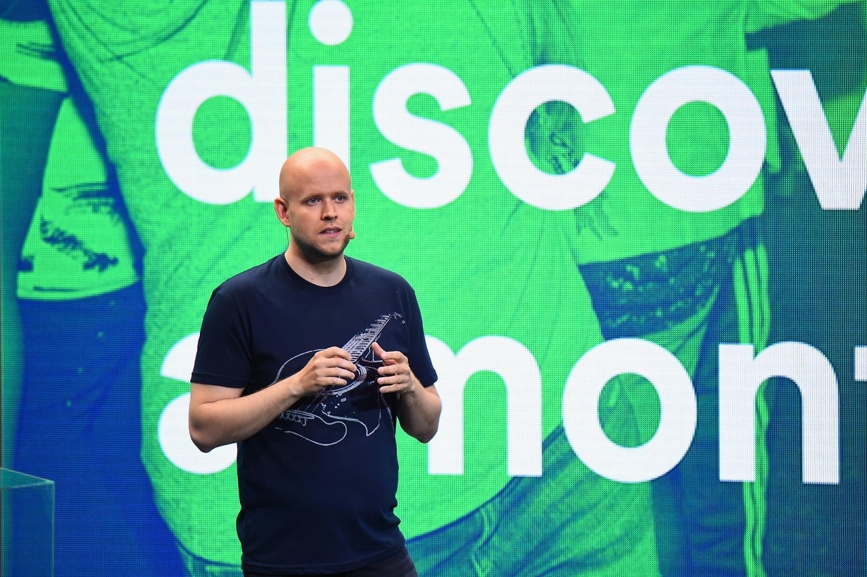 Könnte bei einer direkten Listung zwar keine neuen Aktien ausgeben, sich dafür allerdings übers Börsenparkett von eigenen Anteilen am Unternehmen trennen: Spotify-CEO Daniel Ek, hier bei einer Präsentation im Mai 2015 in New York