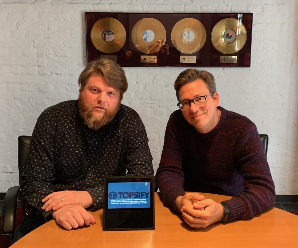 Alexa-Pioniere: Andreas Weitkämper (links, Managing Director Domestic Warner Music Central Europe) und Marec Lerche (Head of Performance Management and Development Warner Music Central Europe)