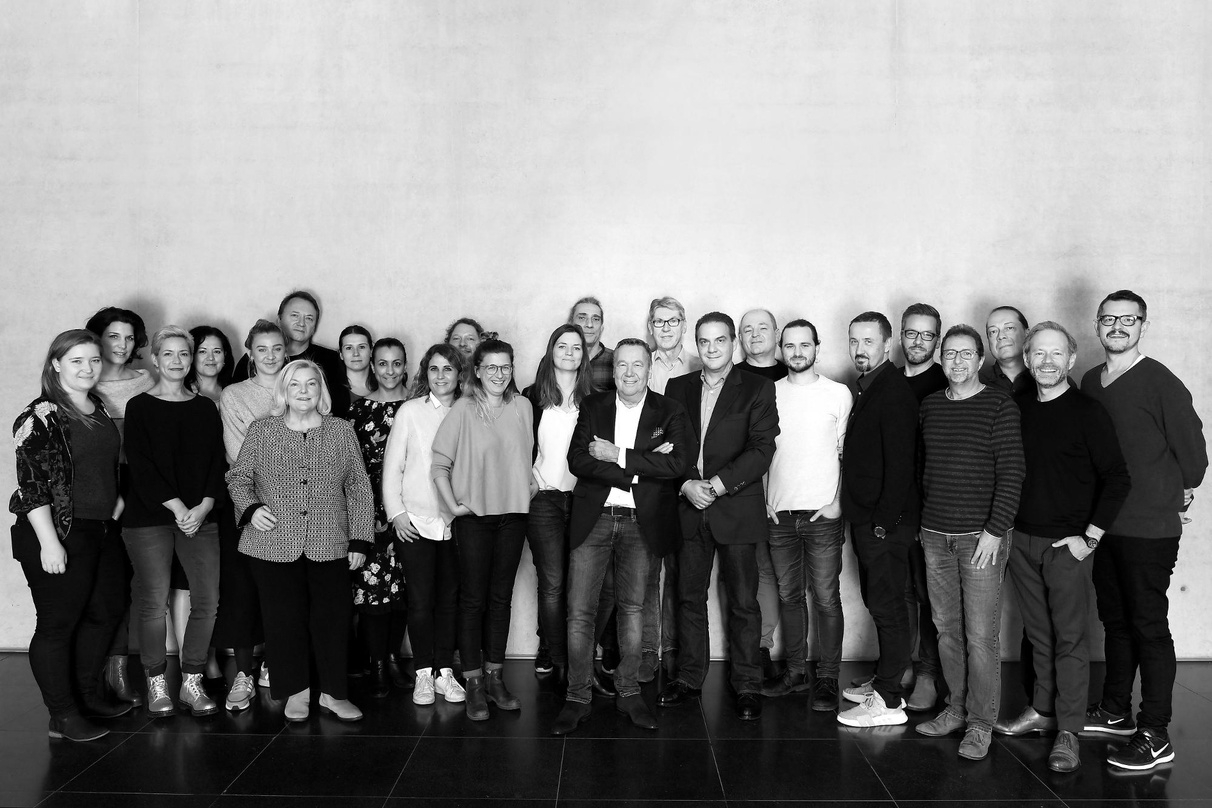 Starten eine lange Kampagne zum neuen Album: Roland Kaiser (11. von rechts) und seine versammelte Mannschaft