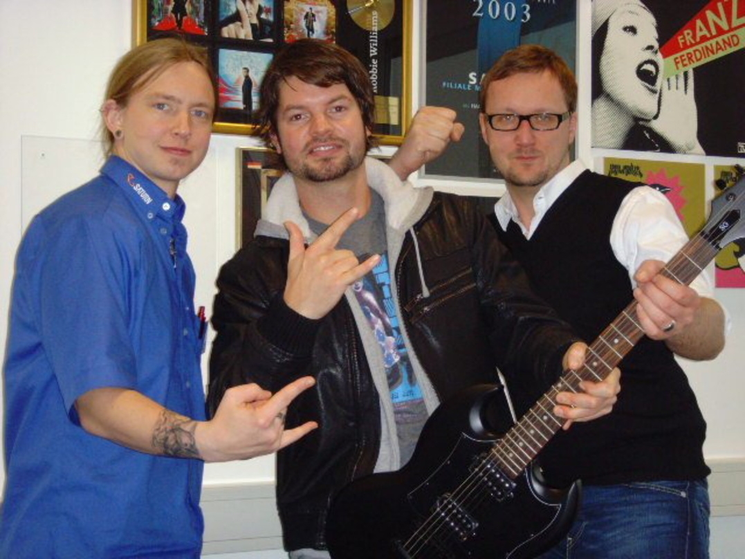 Mit Gitarre (v.l.n.r.): Arne Sieck (Saturn), Gewinner Andre Steindorff und Jens Thee (Saturn)