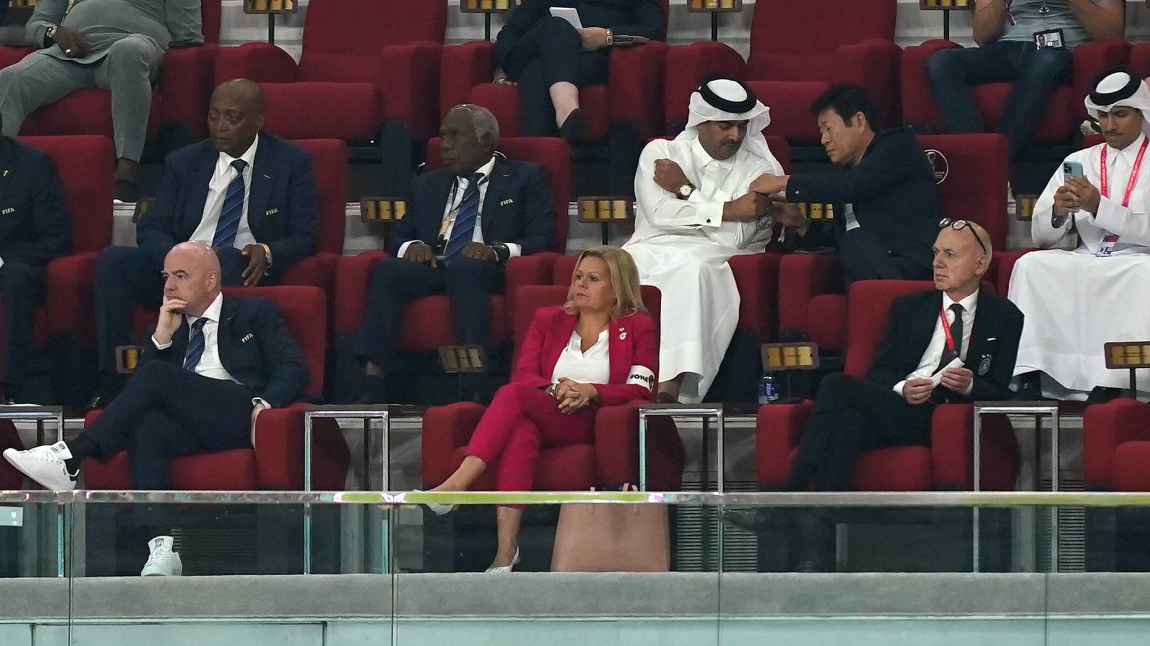 Ministerin Faeser mit Fifa-Boss Infantino (l.) und DFB-Chef Neuendorf beim ersten Spiel der deutschen Mannschaft bei der WM in Katar – 