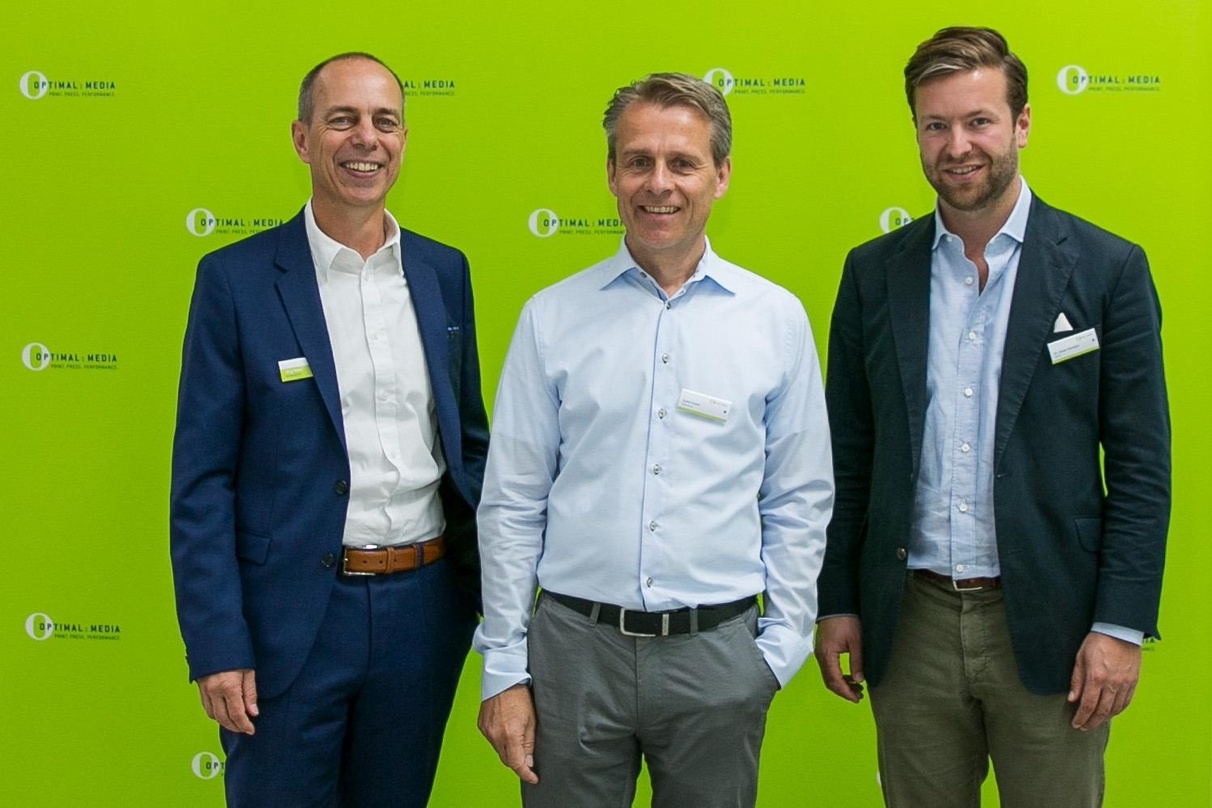 Luden zur Hausmesse in Röbel/M.: Jörg Hahn (Geschäftsführer optimal media, links) und Jonas Haentjes (Vorstand Edel AG, rechts), hier mit Guido Durke (Tchibo GmbH)