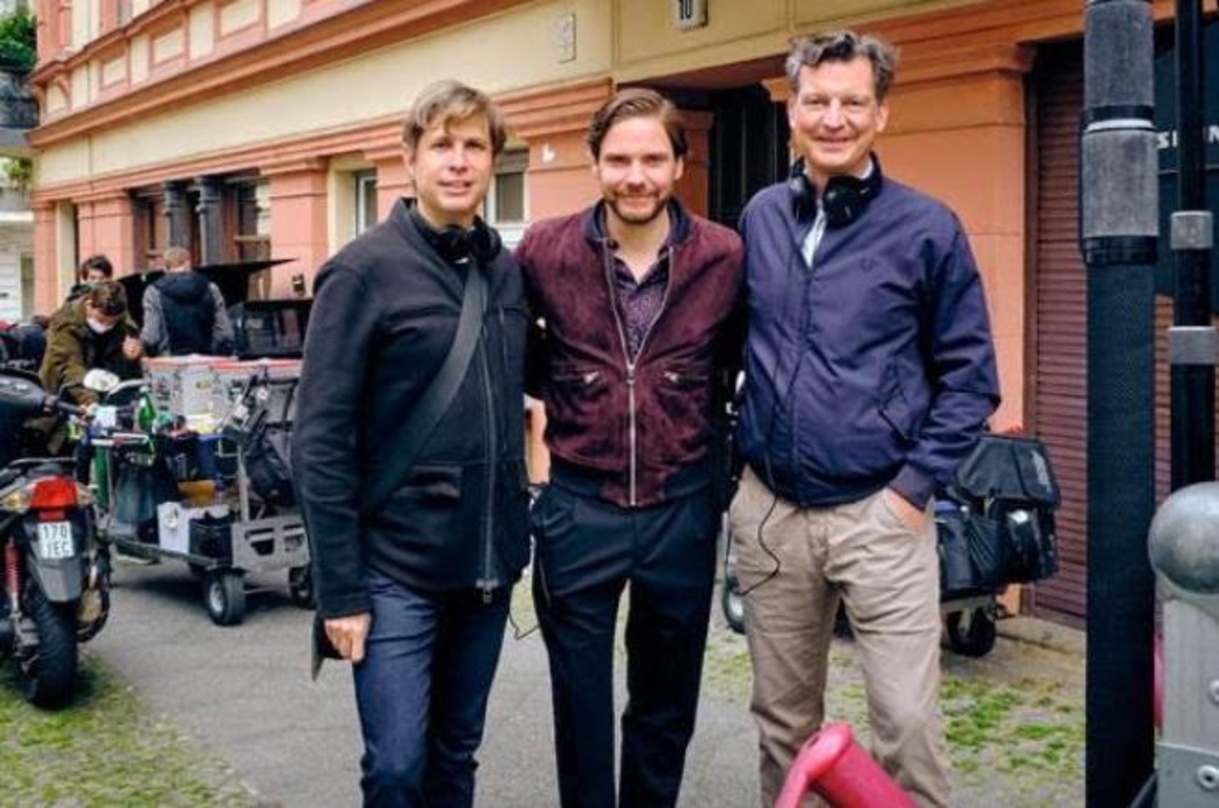 Autor Daniel Kehlmann, Daniel Brühl und Produzent Malte Grunert am Set von "Nebenan"
