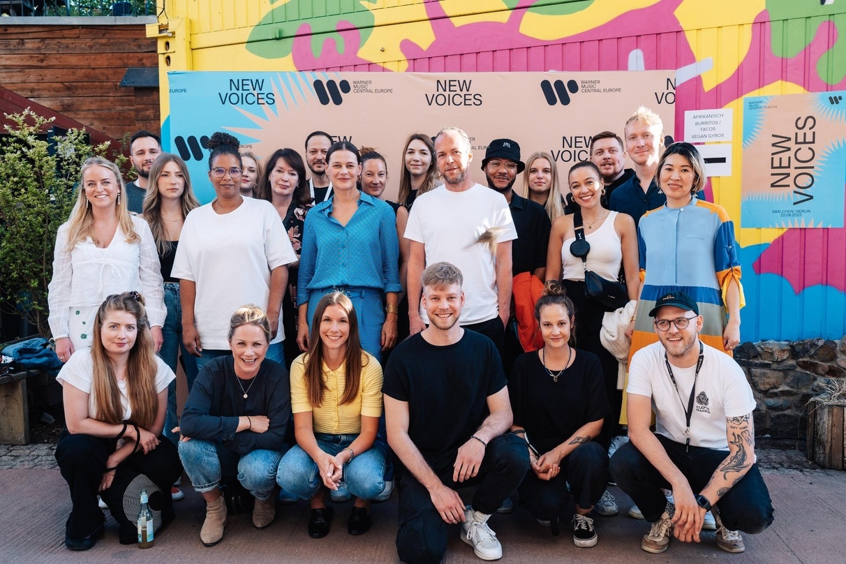 Macht sich stark für "New Voices": das Team von Warner Music Central Europe um Doreen Schimk und Fabian Drebes (Mitte) beim Showcase in Berlin