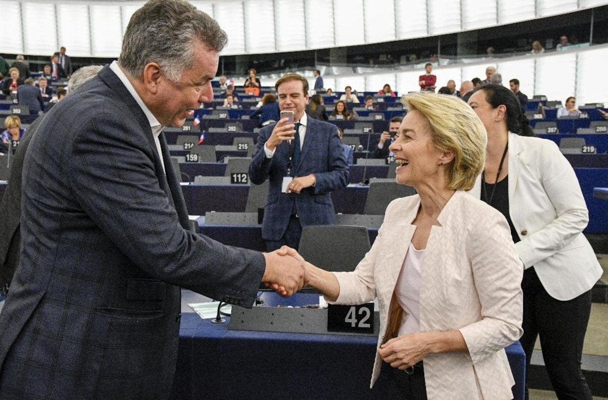 Rückt als erste Frau an die Spitze der Europäischen Kommission: Ursula von der Leyen, die hier nach der Abstimmung die Glückwunsche des deustchen Europaparlamentariers Christian Ehler entgegennimmt