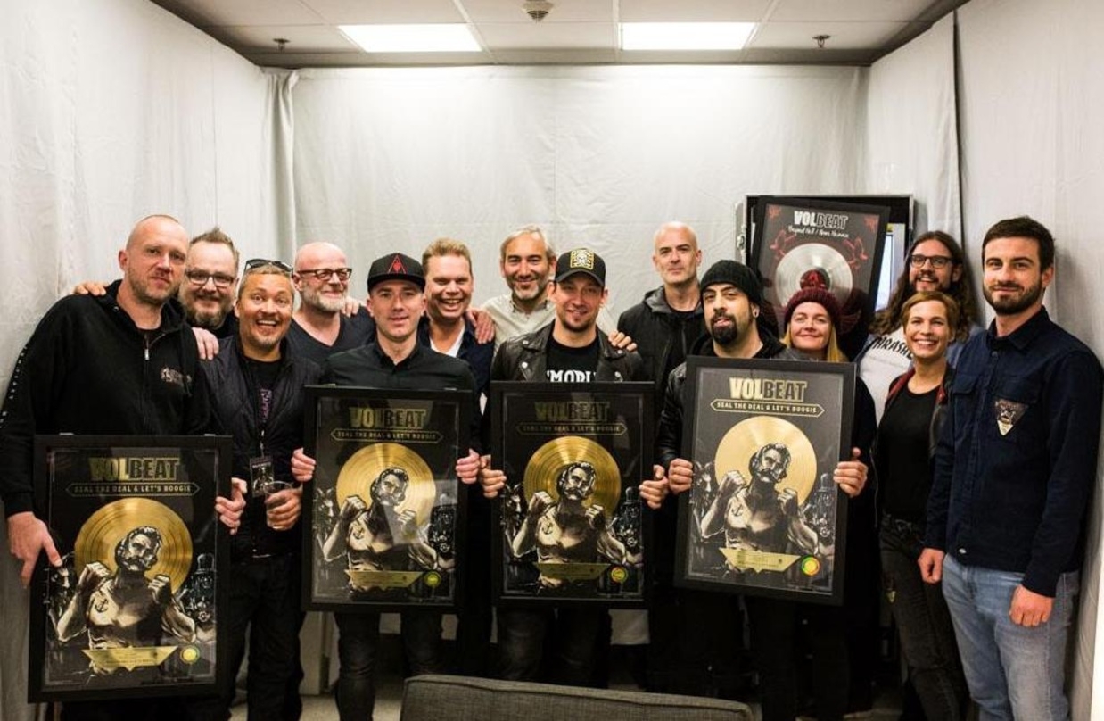 Feierten in Berlin: Volbeat und ihr Team von Universal Music