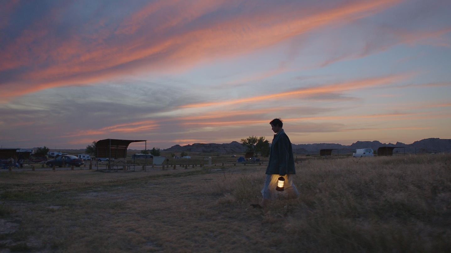 Frances McDormand vor dem Himmel-Panorama im "Nomadland"