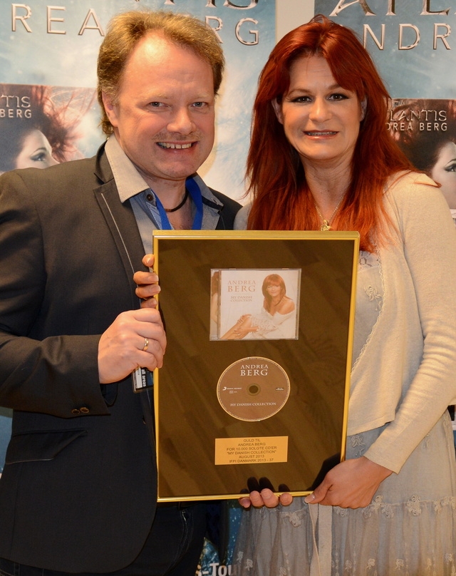 Bei der Gold-Verleihung in Aalborg: Henrik Sørensen (Label Manager Sony Music Denmark) und Andrea Berg