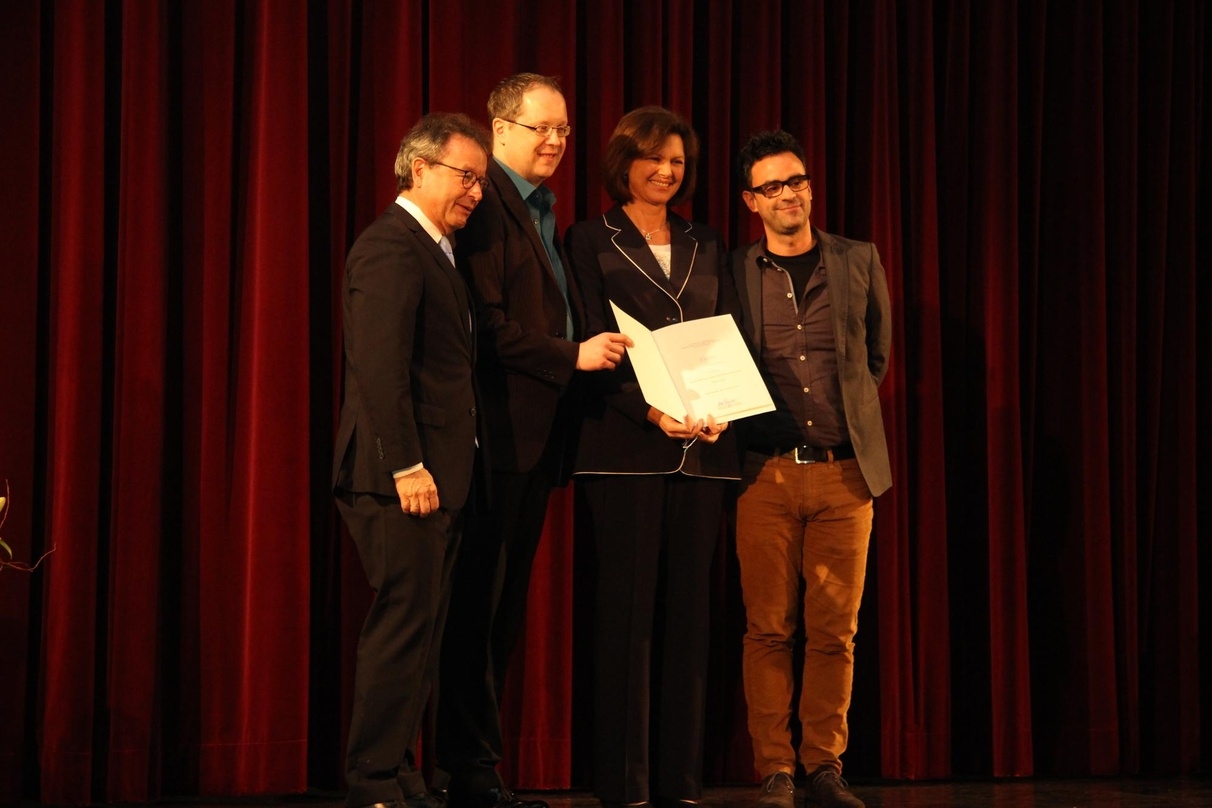 Betreiber Christopher Bausch (r.) und Theaterleiter Sven Holl (2.v.l.) vom Casino Aschaffenburg mit Medienministerin Ilse Aigner und FFF-GF Klaus Schaefer.