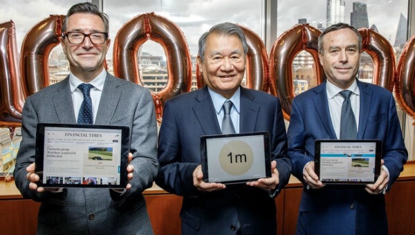 FT-CEO John Ridding, Chairman ＆ Group CEO Nikkei, Tsuneo Kita, und FT-Herausgeber Lionel Barber (v.li.)