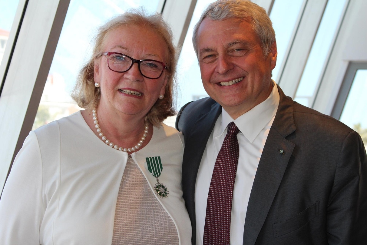 Brachte Deutschland im Medaillenspiegel der Midem 2019 weiter nach vorn: Cornelia Much mit ihrem Orden als Chevalier des Arts et Lettres und Paul Zilk (CEO Reed Midem)