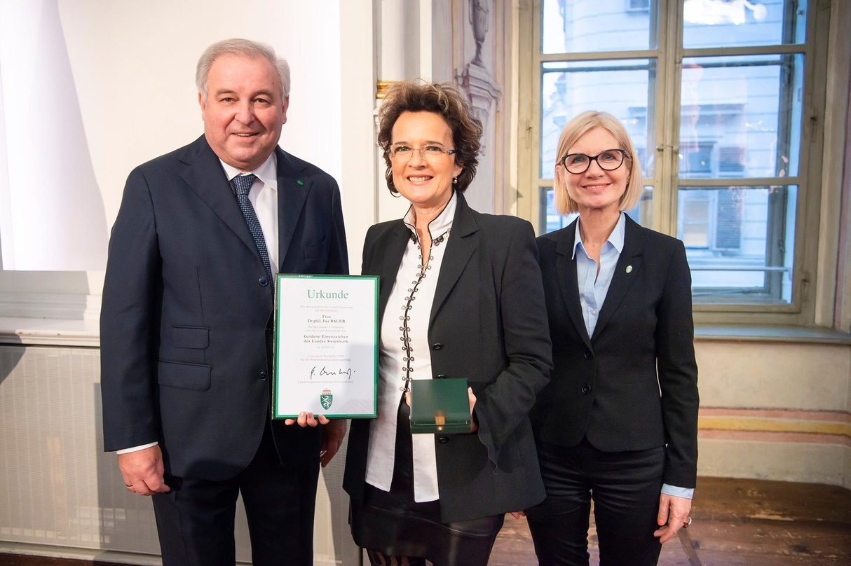Bei der Verleihung der Auszeichnung (von links): Hermann Schützenhofer (Landeshauptmann Steiermark), Monika Martin und Gabriele Kolar (Landtagspräsidentin Steiermark)