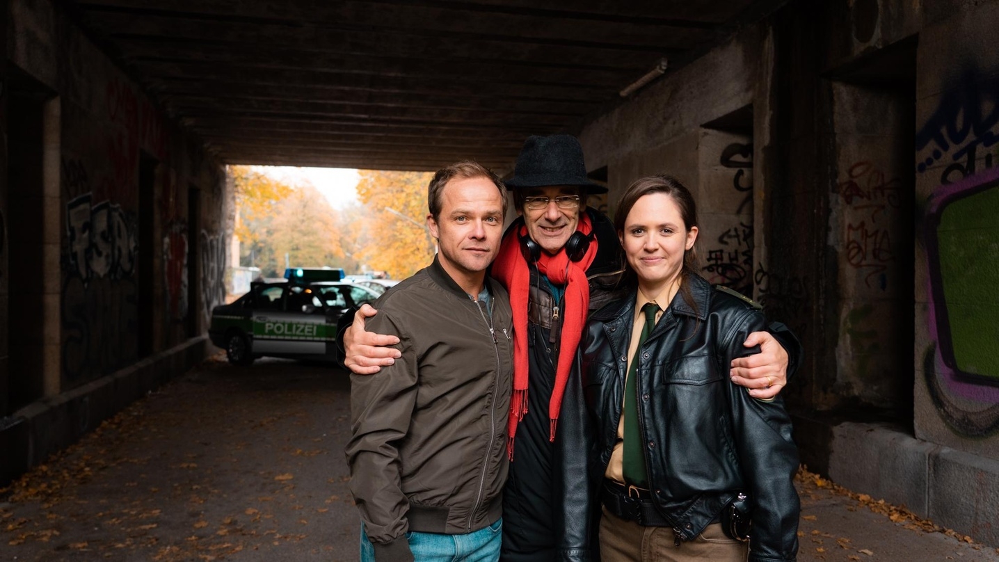 Regisseur Johannes Fabrick (Bildmitte) und die beiden Hauptdarsteller Matthias Koeberlin und Emily Cox am Set von "Hartwig Seeler - Ein neues Leben" (AT) 