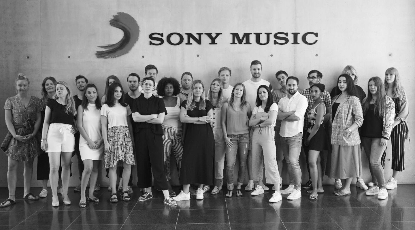 Neu formiert im Hause Sony Music: das Bold-Collective-Team um Samira Leitmannstetter, 9. von links), die künftig als Vice President Bold Collective Sony Music Germany fungiert