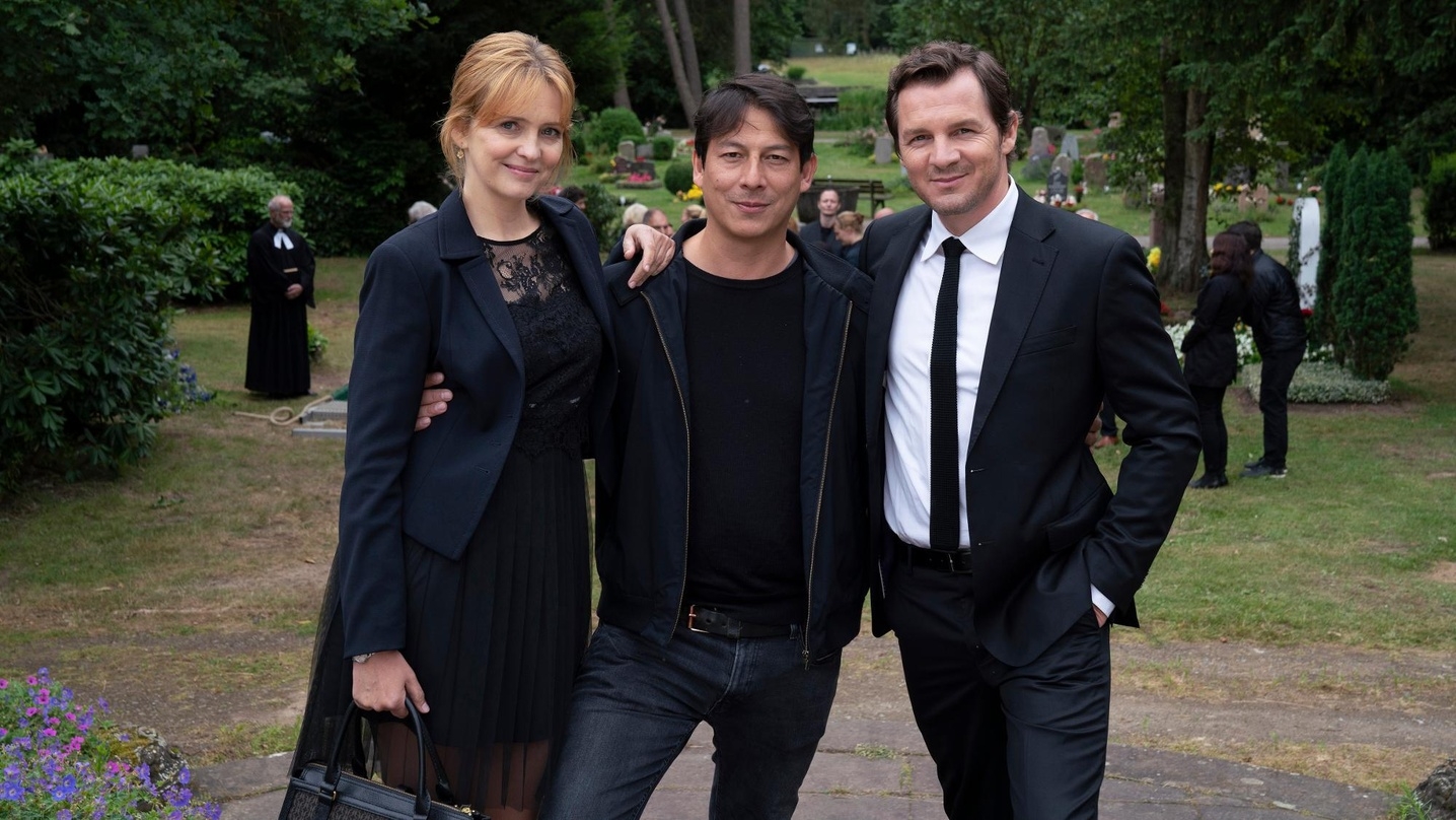 Regisseur Sebastian Ko (Bildmitte) mit den Hauptdarstellern Laura Tonke und Felix Klare am Set von "Kein einfacher Mord"