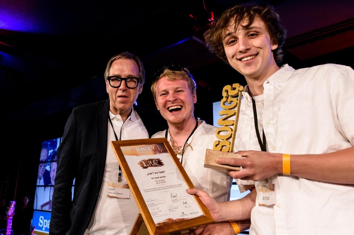 Bei der Preisverleihung 2016 (von links): Udo Dahmen mit den Mitgliedern der Gewinnerband Flourishless aus Mannheim