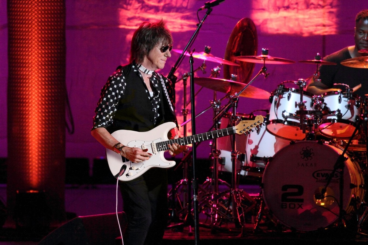 Demonstriert seine Kunstfertigkeit auf den sechs Gitarrensaiten wieder live: Jeff Beck