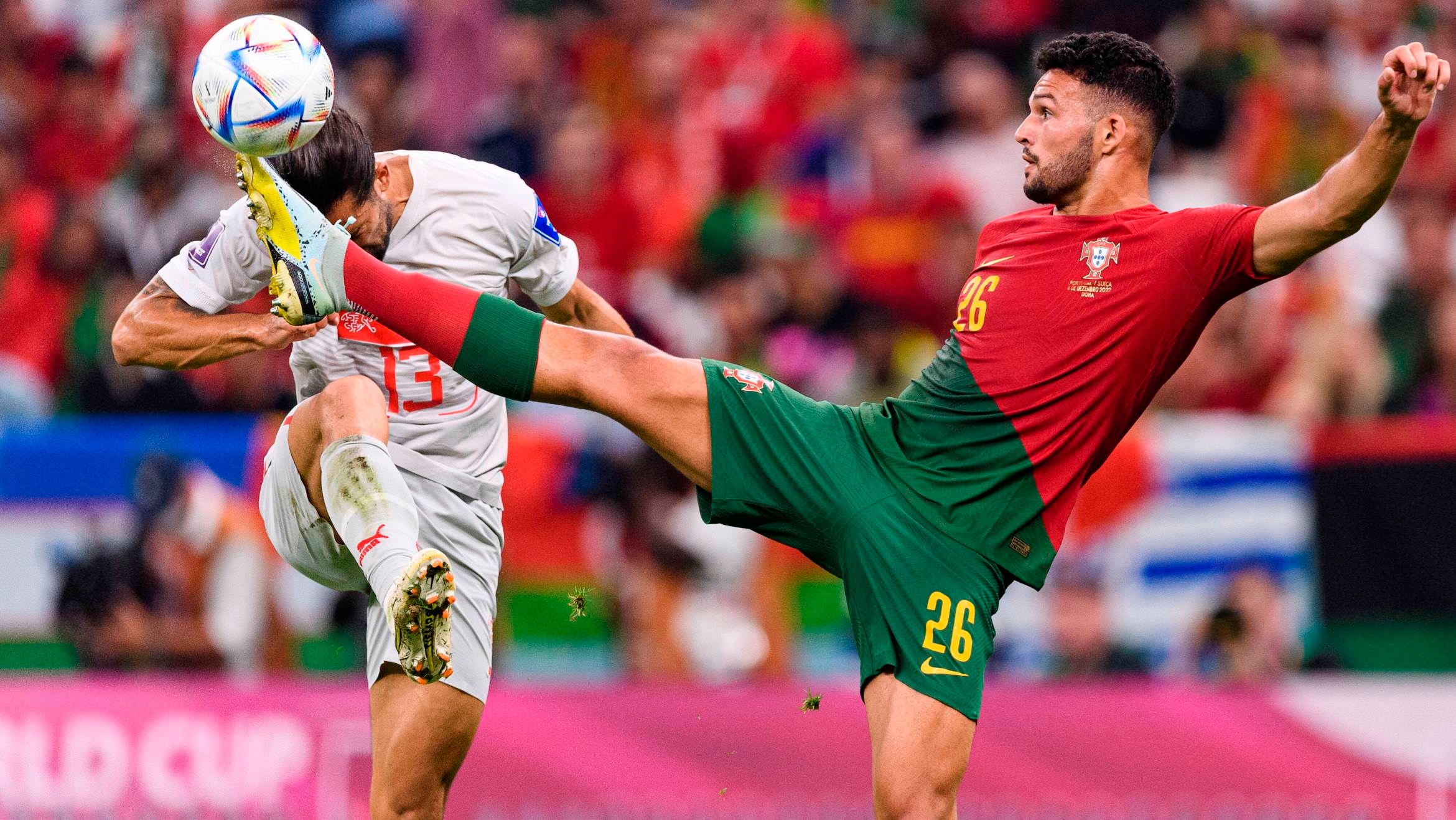 Fußball-WM-Spiel Portugal-Schweiz mit Goncalo Ramos (r.) - 