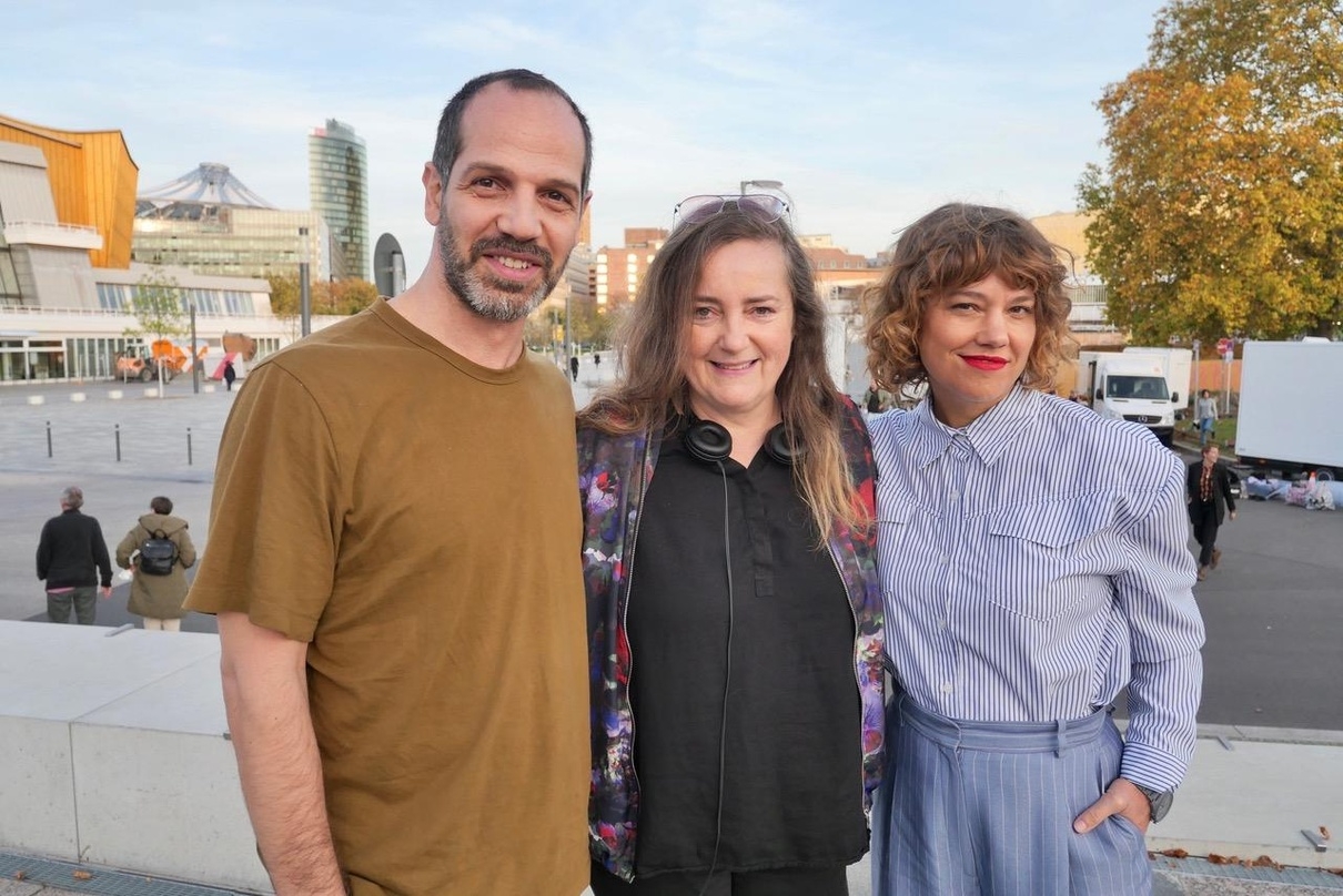 Regisseurin Irene von Alberti inmitten der beiden Darsteller Yousef Sweid und Britta Hammelstein am Set von "Die geschützten Männer" 