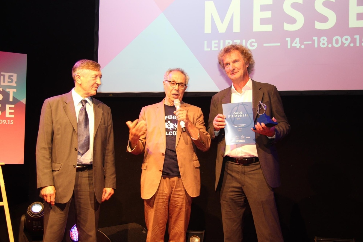 Laudator Adrian Kutter, Berlinale-Chef Dieter Kosslick und Weltkino-Chef Michael Kölmel feierten "Taxi Teheran", der mit dem Gilde Filmpreis als bester internationaler Film ausgezeichnet wurde.