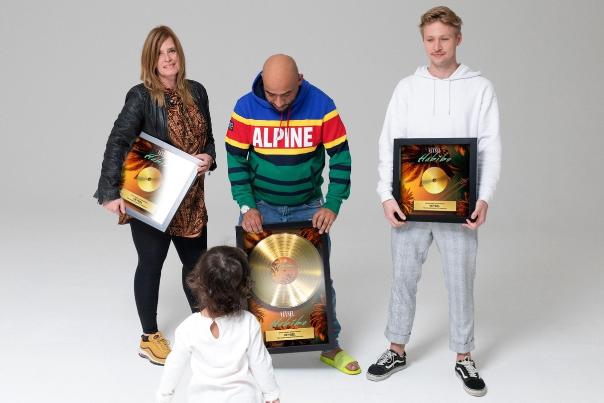 Bei der Übergabe (von links): Lasse Exner (Artismanagement), Veysel und Bettina Wohlgefahrt, (Artist- und Labelmanagement)