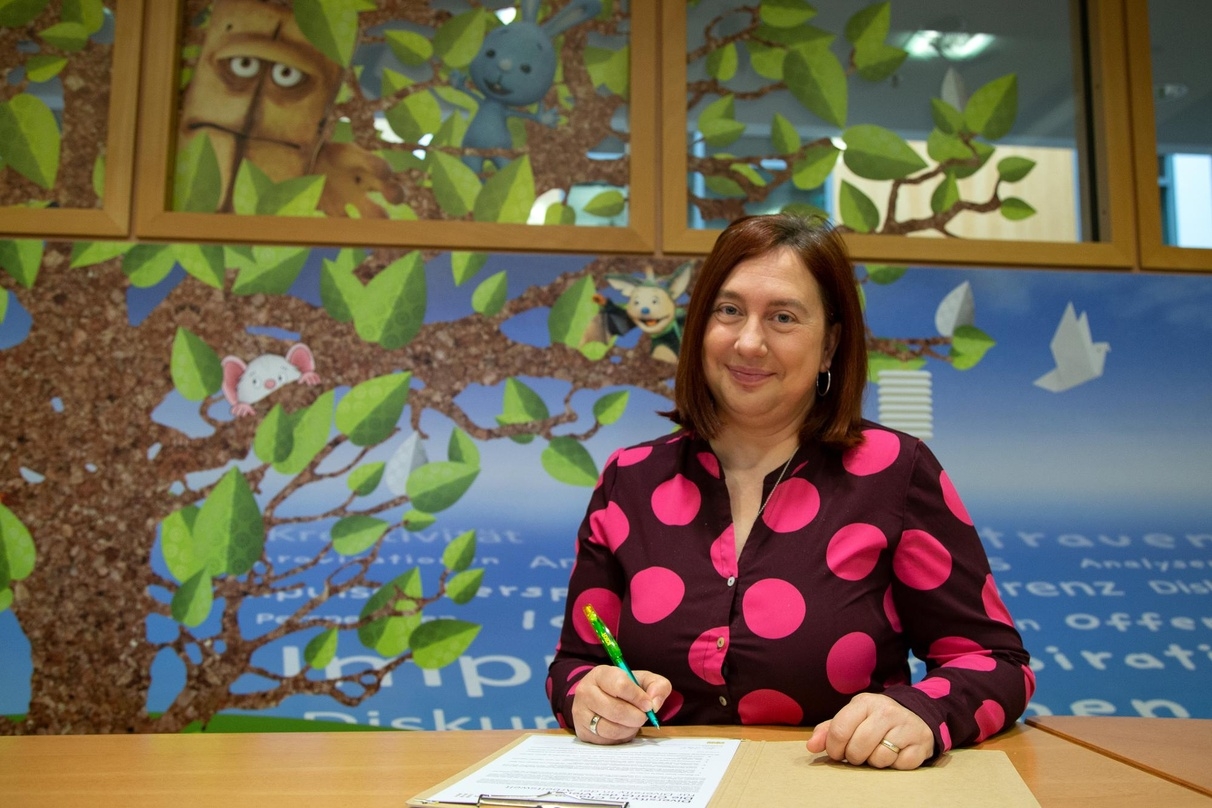 Astrid Plenk unterzeichnet die "Charta der Vielfalt"