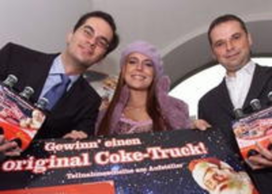Es weihnachtet sehr (v.l.n.r.): Martin Parkos (Promotion & Asset Manager Coca-Cola), Tamee Harrison, Phillip Bodzenta (Unternehmenssprecher Coca-Cola)
