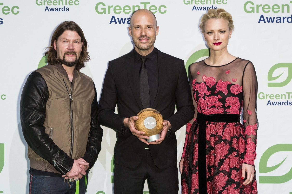 Bei der Überreichung des Green Music Awards (von links): Rea Garvey, Preisträger Christopher von Deylen (Schiller) und Model Franziska Knuppe
