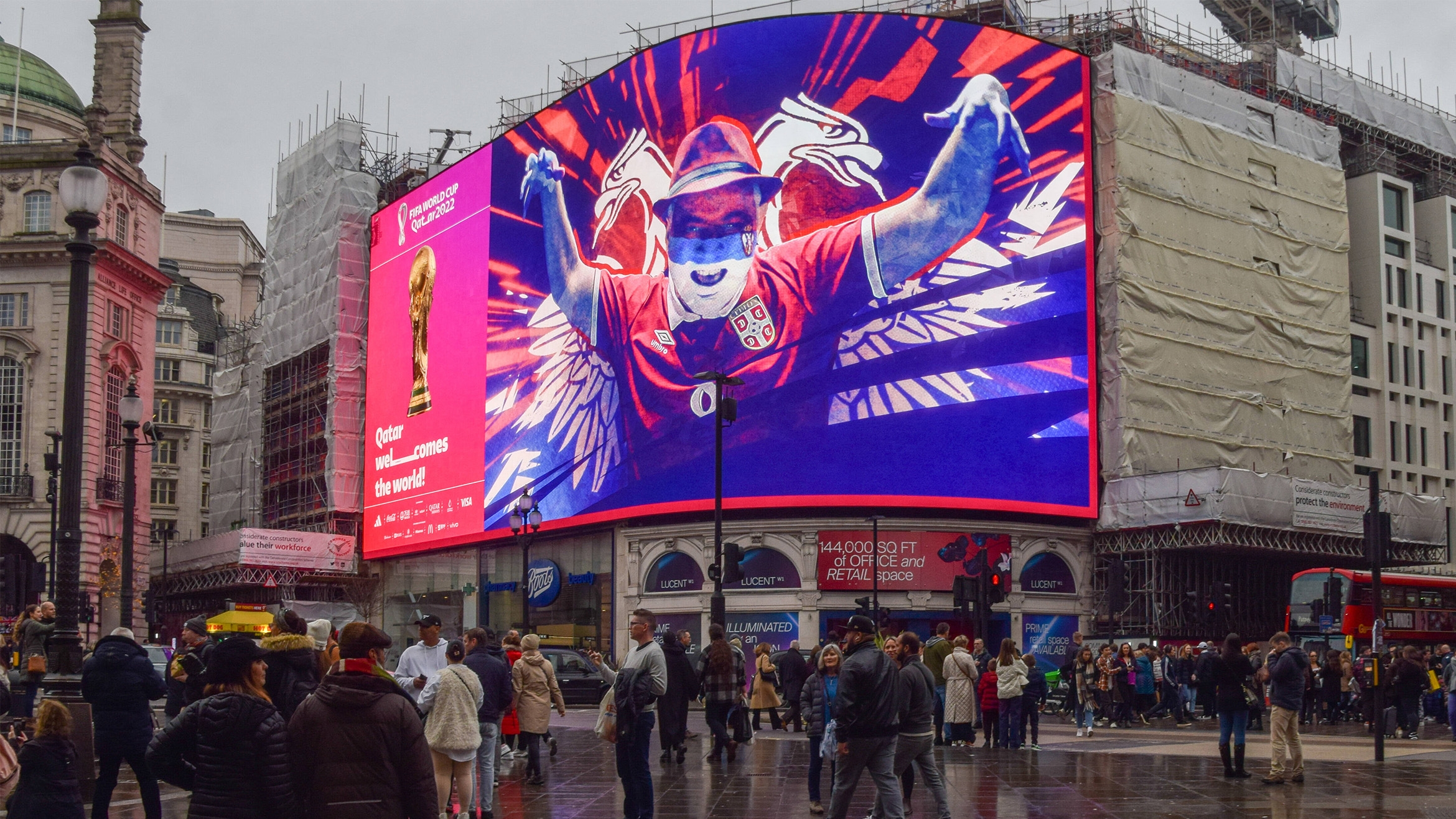 Eine Werbung für die Fußballweltmeisterschaft in Katar auf dem Londoner Piccadilly Circus -