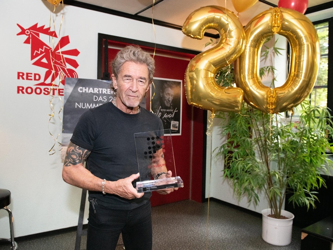 Kann sich über seinen 20. Longplayspitzenreiter in Deutschland freuen: Peter Maffay mit dem Nummer 1 Award für "So weit"