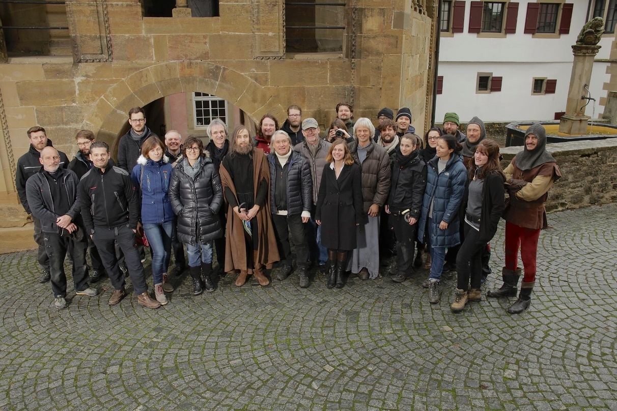 Das Team von "Neuerfindung der Welt" am Set auf dem Kloster Großcomburg